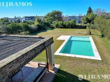 Casa · 228m² · 7 Ambientes · Apto Credito. 3 Dorm y Servicio. Lote Interno.