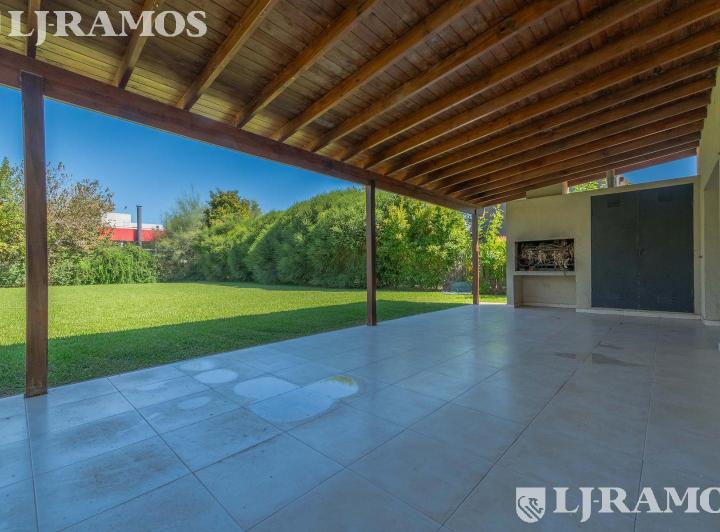Casa · 225m² · 7 Ambientes · 2 Cocheras