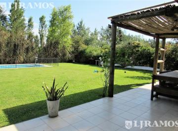 Casa · 185m² · 6 Ambientes · 2 Cocheras · 3 Dorm., Escritorio y Servicio.