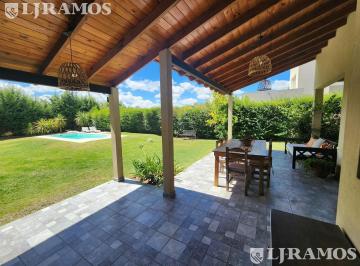 Casa · 205m² · 5 Ambientes · Apto Credito. 4 Dorm. (2 Suites).