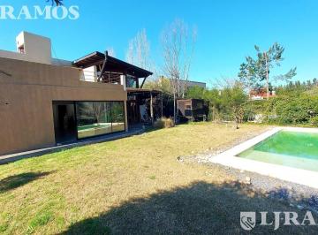 Casa · 210m² · 6 Ambientes · 1 Cochera · Apto Credito. Lote Interno C/ Vista a Laguna.