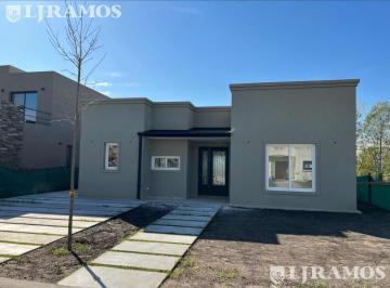 Casa · 165m² · 6 Ambientes · Casa a Estrenar con 3 Dorm. en Venta en Vila Marina
