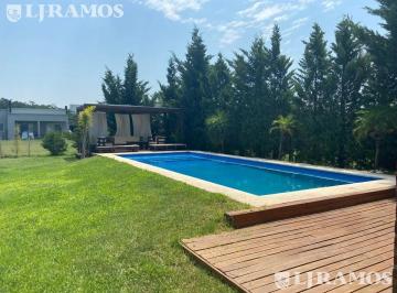 Casa · 274m² · 7 Ambientes · 2 Cocheras · Lote Interno.