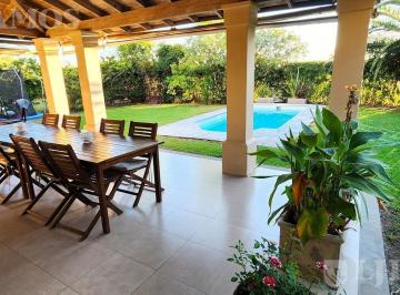 Casa · 175m² · 6 Ambientes · 4 Cocheras · Apto Credito. 4 Dorm..