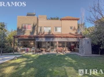 Casa · 204m² · 7 Ambientes · 4 Cocheras · Lote Interno. 3 Dorm. y Escritorio.