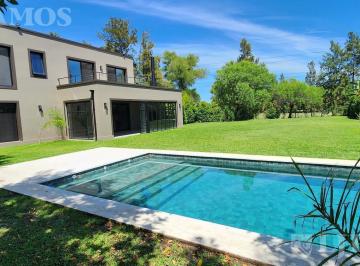 Casa · 220m² · 6 Ambientes · 5 Cocheras · Sin Muebles. Impecable. Lote Interno.