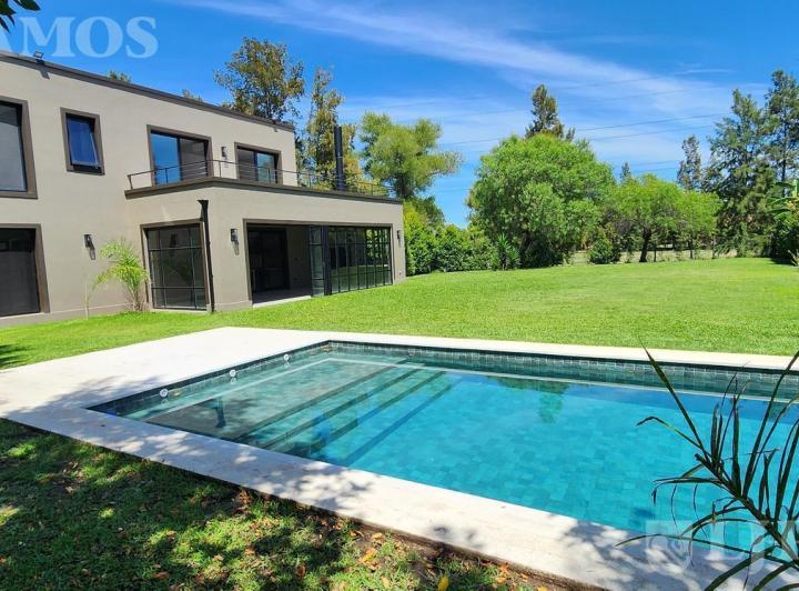 Casa · 220m² · 6 Ambientes · 5 Cocheras