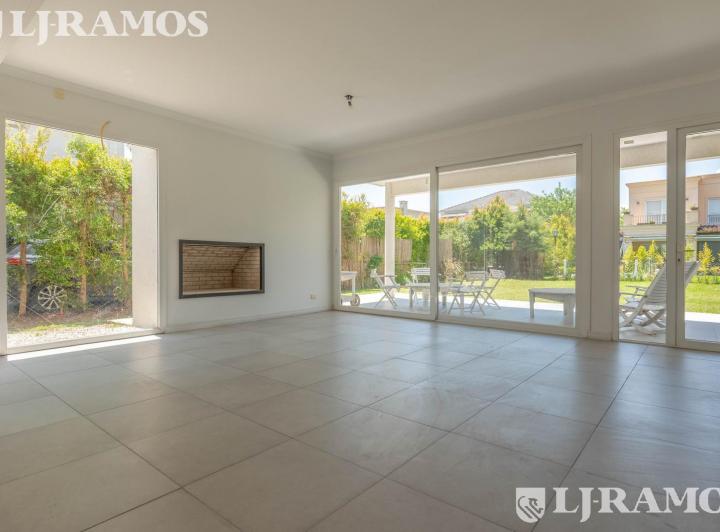Casa · 260m² · 5 Ambientes · 4 Cocheras