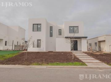 Casa · 181m² · 6 Ambientes · 2 Cocheras · A Estrenar. 3 Dorm. y Servicio.