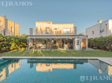 Casa · 209m² · 6 Ambientes · 5 Cocheras · Apto Crédito - 4 Dorm. - Casa en Venta en Los Sauces