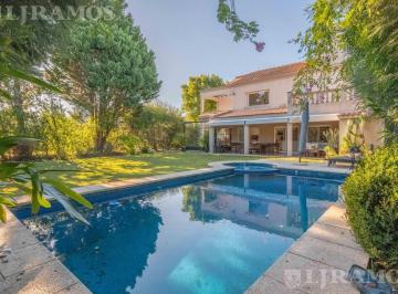 Casa · 240m² · 7 Ambientes · 4 Cocheras · Casa con 4 Suites en Venta Y/o Alquiler con Mubles en Las Glorietas