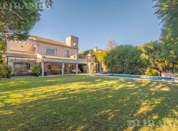 Casa · 240m² · 7 Ambientes · 4 Cocheras · Casa con 4 Suites en Venta en Las Glorietas con Pileta