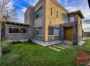 Casa · 259m² · 8 Ambientes · 2 Cocheras · Casa en Vistalba