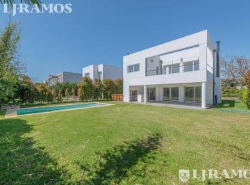 Casa · 185m² · 7 Ambientes · 3 Dorm. y Area de Servicio. Acepta Lote en Parte de Pago.