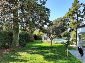 Casa · 80m² · 4 Ambientes · 1 Cochera · Venta/alquiler de Casa Dos Dorm., Quincho y Pileta en La Plata