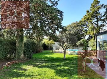 Casa · 80m² · 4 Ambientes · 1 Cochera · Venta/alquiler de Casa Dos Dorm., Quincho y Pileta en La Plata