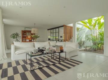 Casa · 551m² · 5 Ambientes · 4 Cocheras · Casa con 4 Dorm. en Venta en Los Castaños