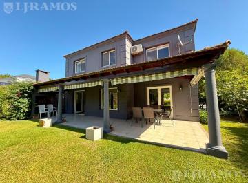 Casa · 189m² · 6 Ambientes · 2 Cocheras · Casa con 3 Dorm. en Alquiler en Santa Bárbara