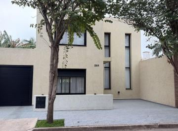 Casa · 211m² · 5 Ambientes · 2 Cocheras · Casa en Venta 3 Dorm B°sta Ana V. Maria Apta Credit