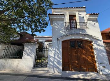 Casa · 210m² · 4 Ambientes · 1 Cochera · Venta Casa 4 Amb con Cochera en Bernal Centro.