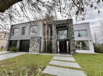 Casa · 300m² · 5 Ambientes · 6 Cocheras · Casa en Venta o Alquiler 5 Ambientes en Terravista