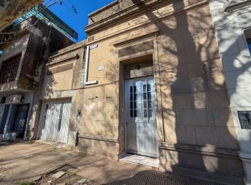 Casa · 4 Ambientes · 1 Cochera · Propiedad Céntrica de 2 Habitaciones y Cochera