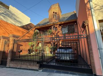 Casa · 306m² · 5 Ambientes · 3 Cocheras · Venta Casa 5 Ambientes con Pileta, Parrilla y Cochera - Flores - Apto Credito