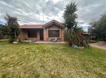 Casa de 7 ambientes, Los Corralitos · Casa en Alquiler C/ Cochera en Los Corralitos