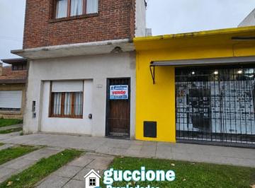 Casa · 120m² · 4 Ambientes · Amplia Casa Frente Mas Local