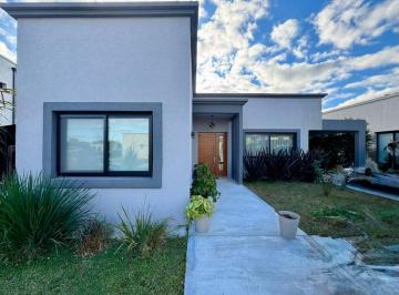 Casa · 120m² · 4 Ambientes · 2 Cocheras · Casa en Venta Pilar del Este - Santa Lucia | 4 Amb | Pileta