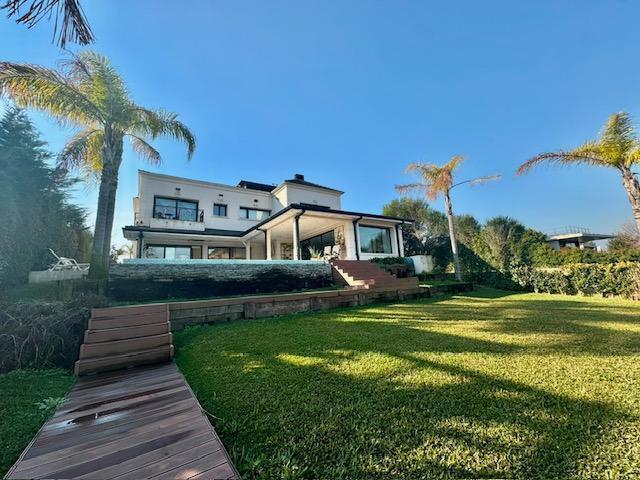 Casa · 500m² · 5 Ambientes · 6 Cocheras