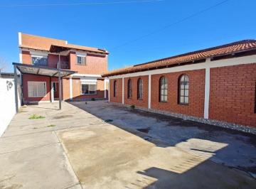 Casa · 260m² · 7 Ambientes · 2 Cocheras · Casa 4 Dorm. en Alquiler | Barrio Villa Maria | Neuquen