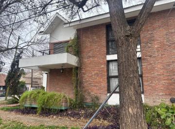 Casa de 6 ambientes, Almirante Brown · Casa en Venta en Adrogué | 5 Dorm. | 2 Plantas | Garage Para 3 Autos | Gran Potencial