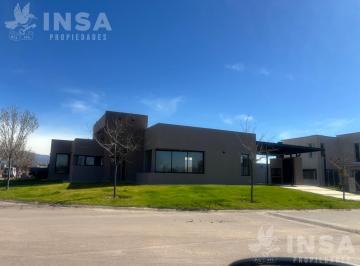Casa · 163m² · 5 Ambientes · Casa a Estrenar en Barrio Privado La Luisa