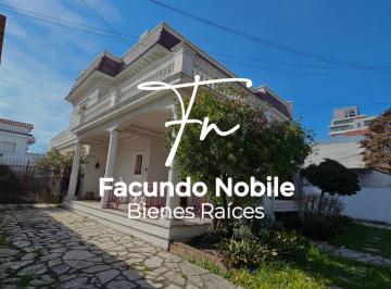 Casa de 6 ambientes, Lanús · Chalet Neoclásico de 6 Ambientes con Pileta y Cocheras Para 10 Autos — Lanús Este