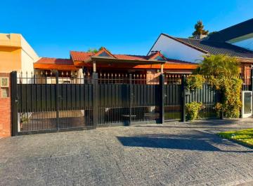 Casa de 4 ambientes, Morón · Chalet en Venta en Castelar Norte