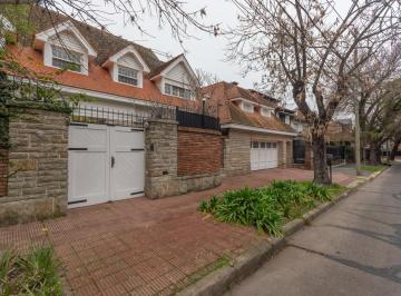 Casa · 512m² · 8 Ambientes · 2 Cocheras · Casa de 5 Ambientes en Venta Ubicada en Martínez.