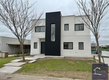 Casa · 210m² · 5 Ambientes · 3 Cocheras · Casa en Santa Elena, Pilar del Este