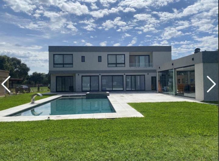 Casa · 1800m² · 6 Ambientes · 2 Cocheras
