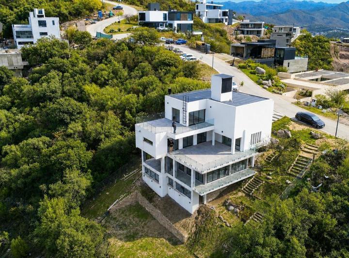 Casa · 440m² · 5 Ambientes · 2 Cocheras