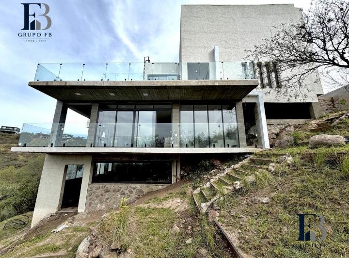 Casa · 440m² · 5 Ambientes · 2 Cocheras