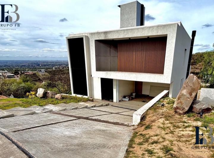 Casa · 440m² · 5 Ambientes · 2 Cocheras