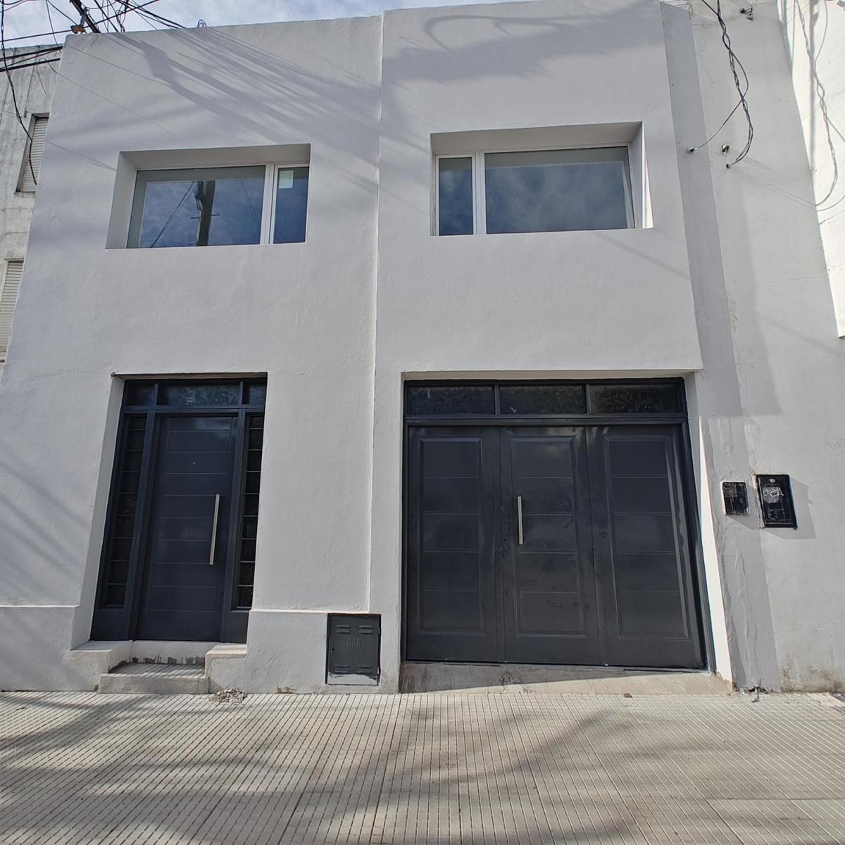 Casa en venta - centro de tandil. 14 de julio 329. Lote independiente de 10 x 20. Totalmente reciclada!