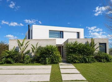 Casa · 231m² · 7 Ambientes · 4 Cocheras · Casa en Venta en El Cantón Golf, El Cantón, Escobar