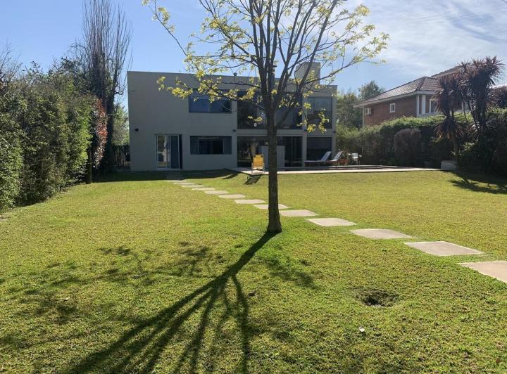 Casa · 360m² · 10 Ambientes · 4 Cocheras