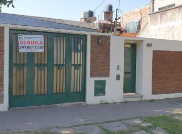 Casa · 1m² · 4 Ambientes · 1 Cochera · Casa Al Frente con Jardin y Pileta.