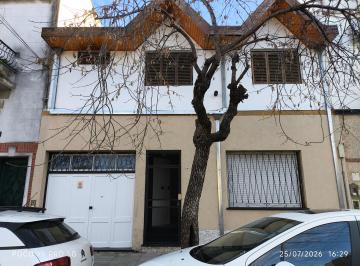 Frente · Casa 6 Ambientes Villa Urquiza con Dependencia o Departamento Al Fondo