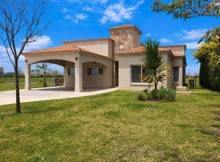 Casa · 210m² · 5 Ambientes · 4 Cocheras