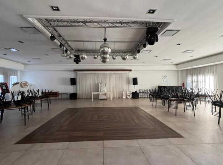 Local comercial · 750m² · 5 Ambientes · 6 Cocheras