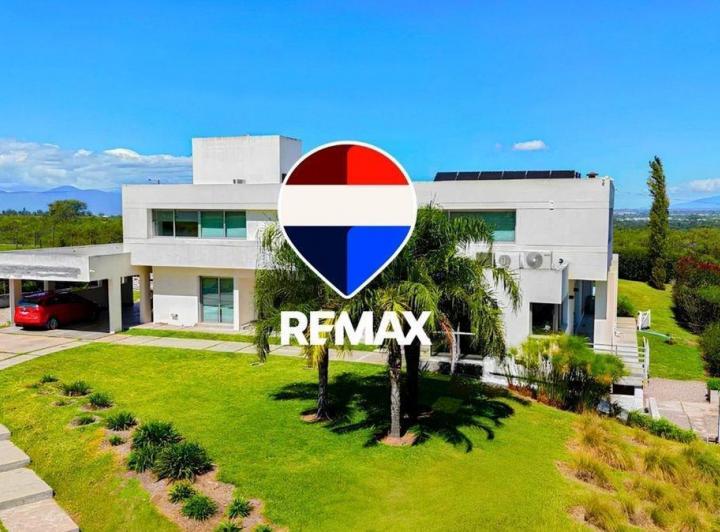 Casa · 700m² · 8 Ambientes · 4 Cocheras